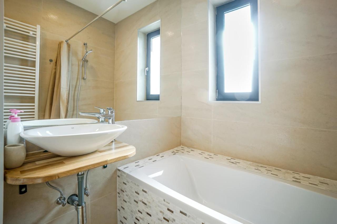 Bright Apartments Moments Away From Herastrau Park, Mall And Metro Bucareste Exterior foto
